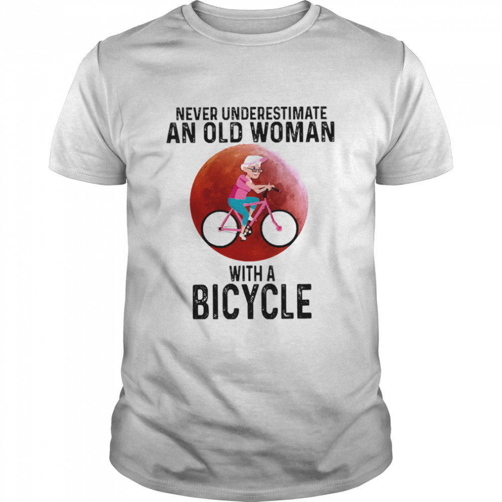 Never underestimate an old woman with a bicycle shirt Classic Men's T-shirt