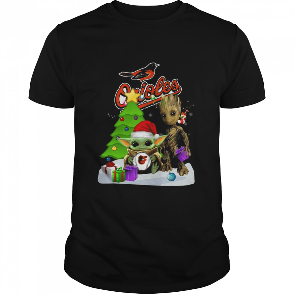 Santa Groot and Baby Yoda hug Baltimore Orioles Snow Christmas Tree shirt Classic Men's T-shirt