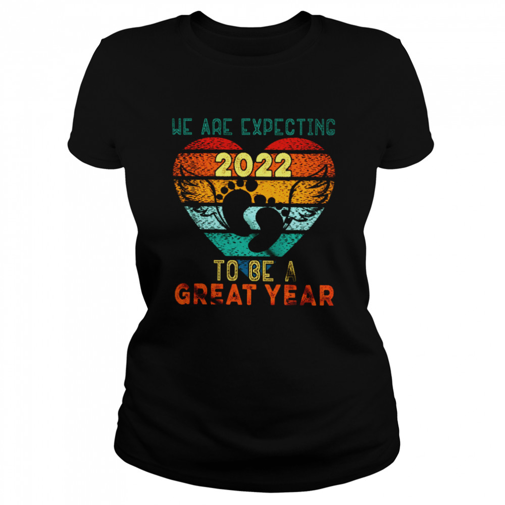 Vintage Retro We Are Expecting 2022 Pregnancy Mother's Father's Day Family Classic Women's T-shirt