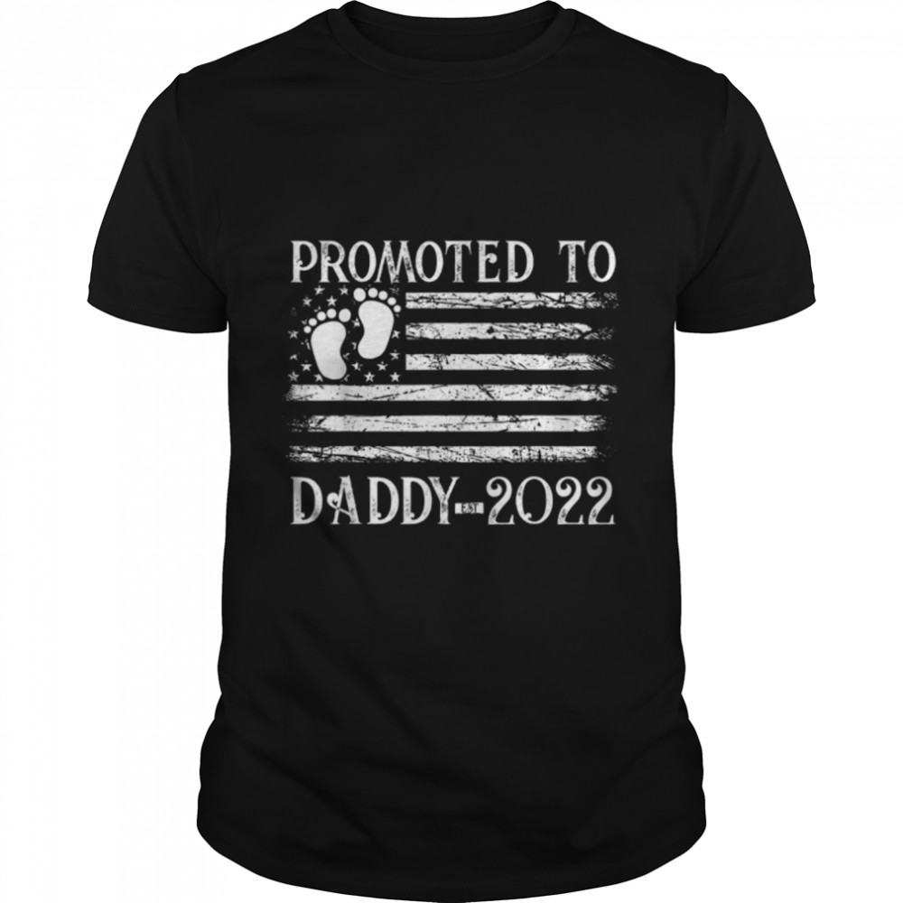 Promoted To Daddy 2022 First Time Fathers Day New Dad T-Shirt B0B2P7Zp5Y