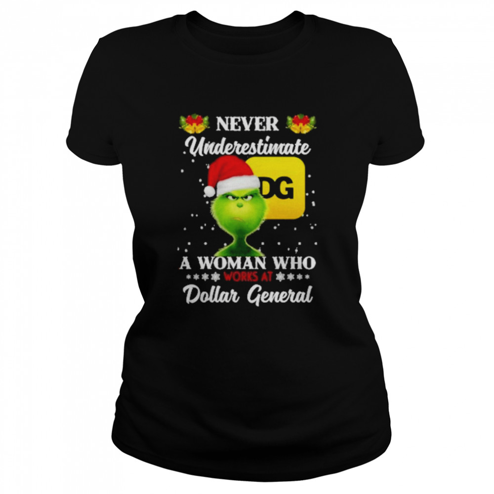 The Grinch Never Underestimate A Woman WHo Works AT Dollar General 2022 Christmas shirt Classic Women's T-shirt