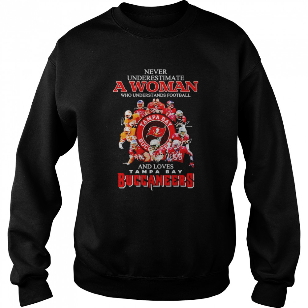 Never underestimate a woman who understands football and loves Tampa Bay Buccaneers signatures T-shirt Unisex Sweatshirt