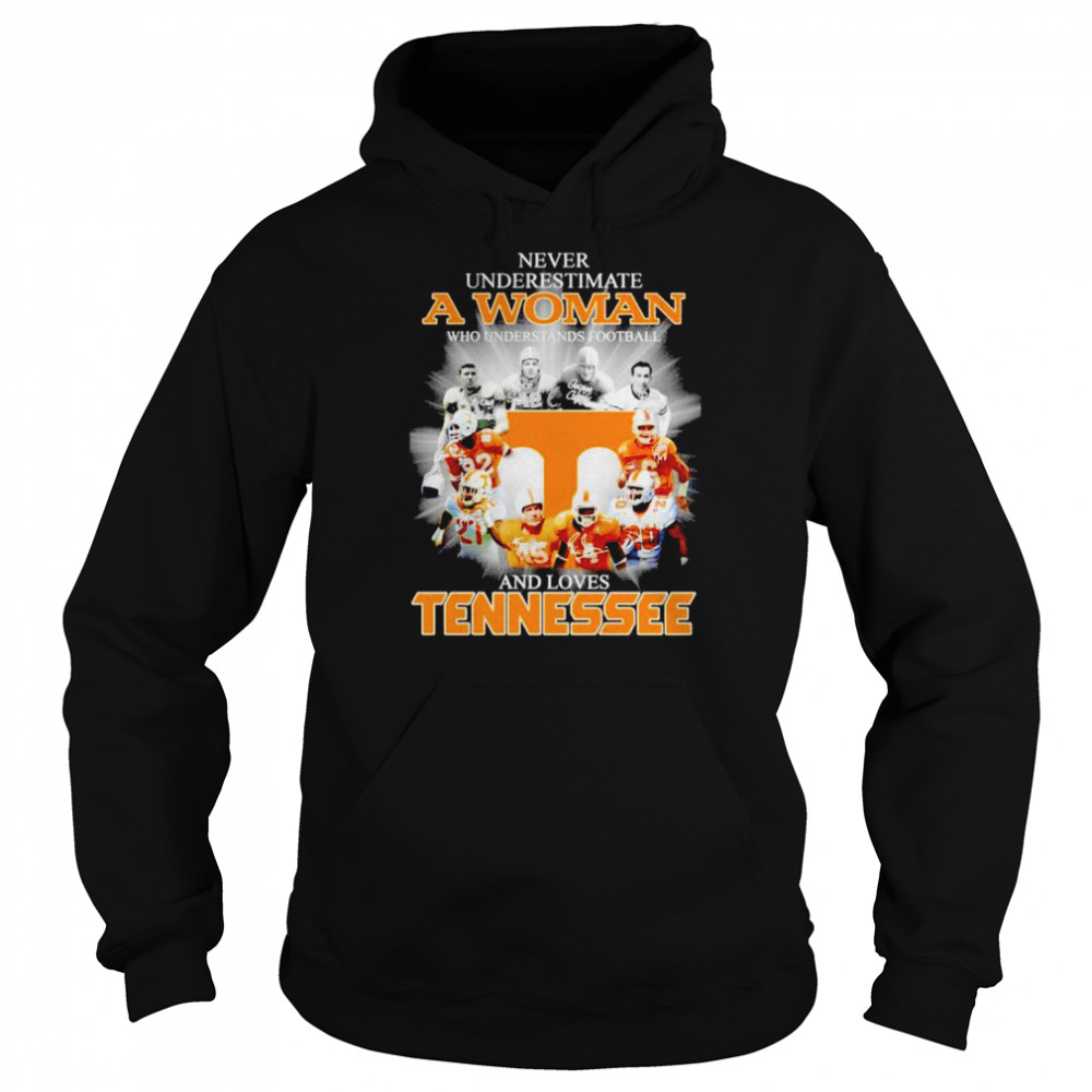 Never underestimate a woman who understands football and loves Tennessee Vols signatures T-shirt Unisex Hoodie