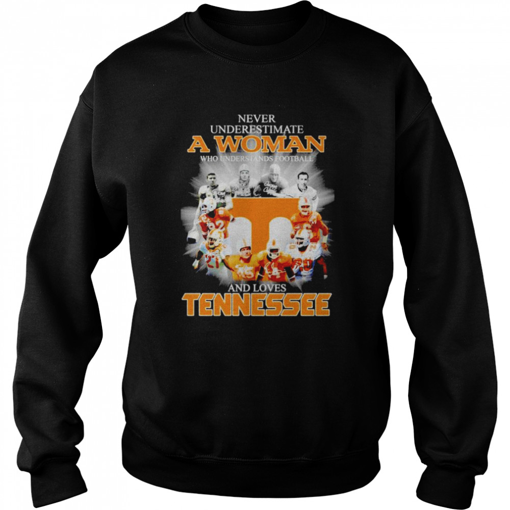 Never underestimate a woman who understands football and loves Tennessee Vols signatures T-shirt Unisex Sweatshirt