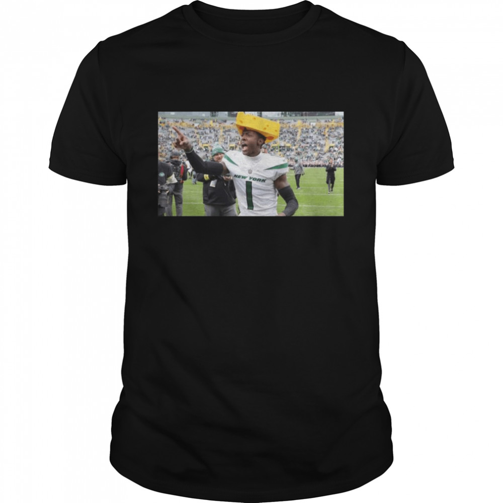 New York Jets Sauce Gardner wears cheesehead meme shirt